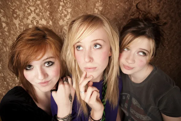 Три молодые девушки — стоковое фото