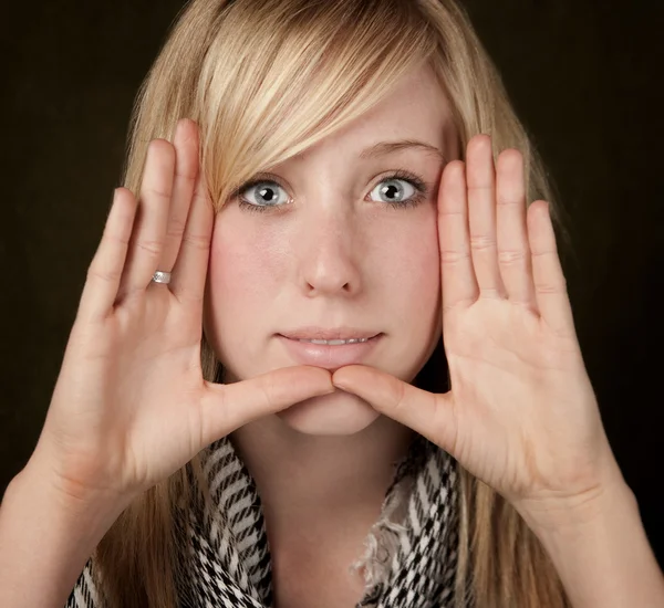 Tiener framing gezicht — Stockfoto