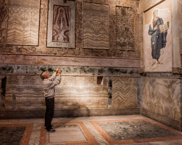 Toeristische neemt foto in chora kerk — Stockfoto