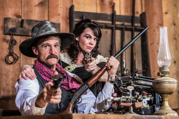 Sheriff Points Gun With Woman — Stockfoto