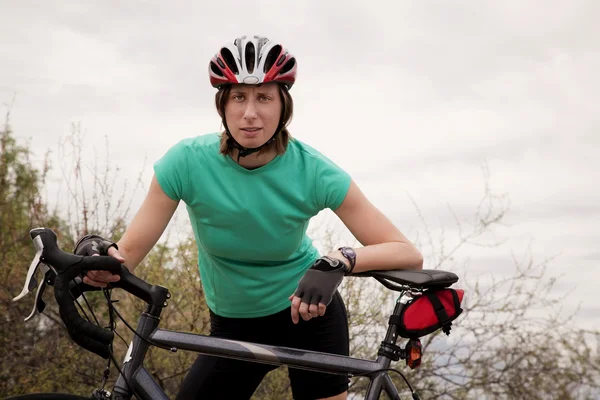 Donna con bicicletta — Foto Stock