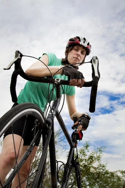 Donna con bicicletta — Foto Stock