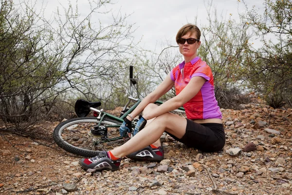 Γυναίκα με ποδήλατο βουνού — Φωτογραφία Αρχείου