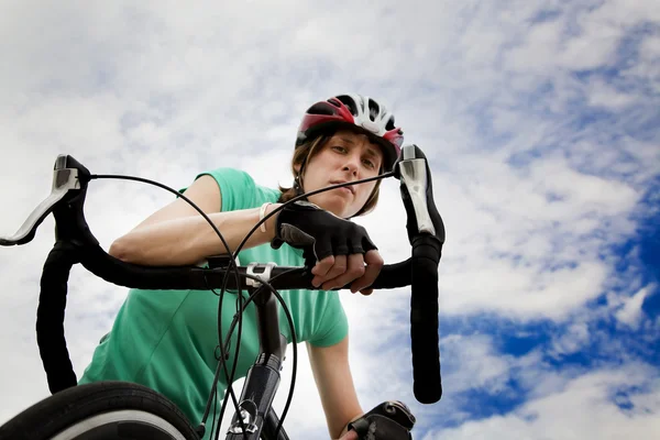 Frau mit Fahrrad — Stockfoto