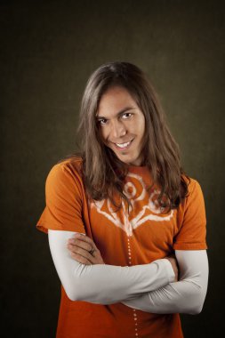 Yakışıklı genç adam.