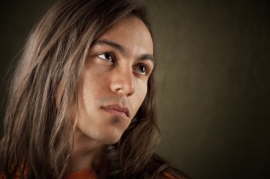 Yakışıklı genç adam.