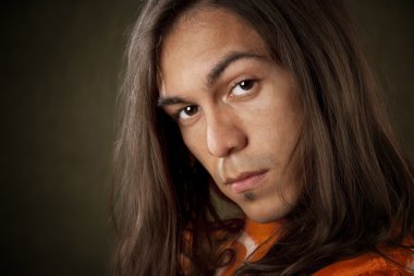 Yakışıklı genç adam.