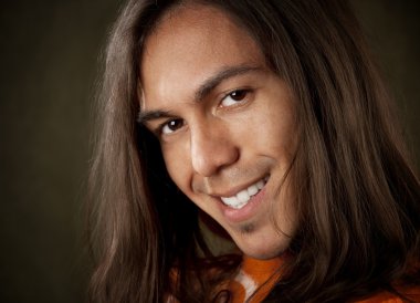 Yakışıklı genç adam.