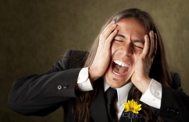 yakışıklı erkek resmi kıyafeti çığlık içinde