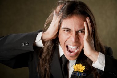 yakışıklı erkek resmi kıyafeti çığlık içinde