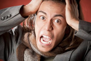 çığlık yakışıklı genç