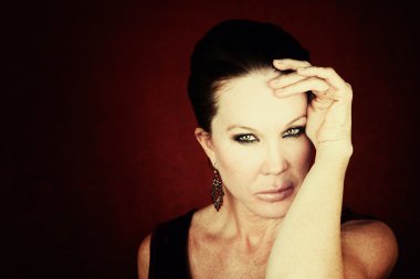 Kırmızı arka planda güzel bir kadın