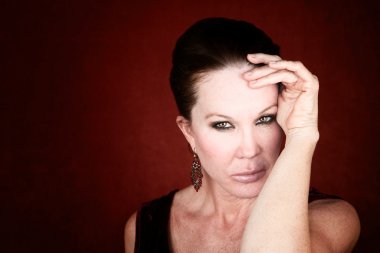 Kırmızı arka planda güzel bir kadın