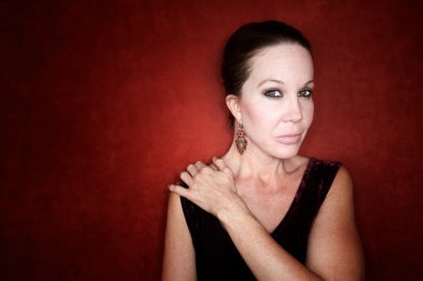 Kırmızı arka planda güzel bir kadın