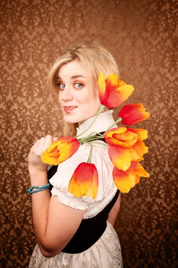 plastik çiçekler ile oldukça İspanyol kadın