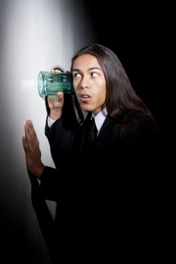 yakışıklı genç karışık ırk insan kulak misafiri olmak cam kullanarak