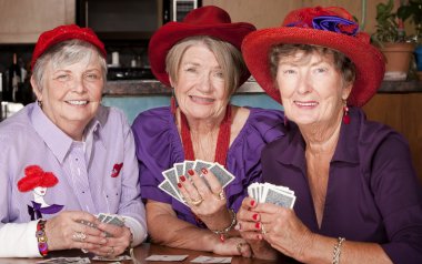 kart kırmızı şapka giyen bayanlar