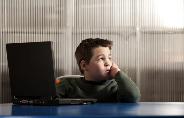 Garçon travaillant sur un ordinateur portable — Photo