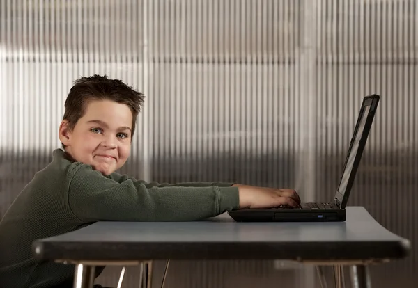 Chłopak pracuje na komputerze przenośnym — Zdjęcie stockowe