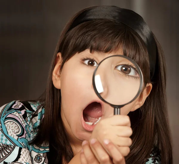 Little girl with magnifying glass — Stock Photo, Image