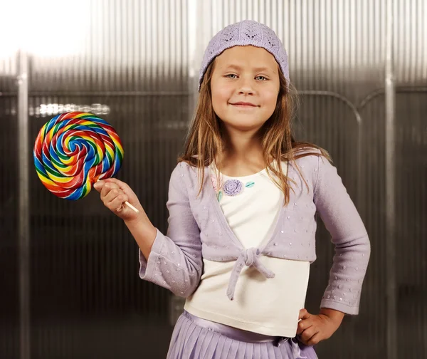 Menina bonito com pirulito — Fotografia de Stock