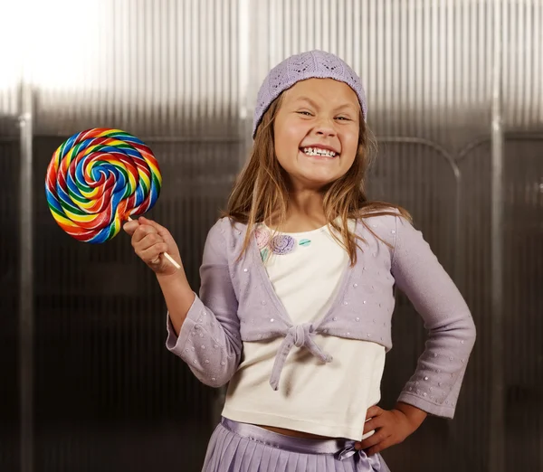 Menina bonito com pirulito — Fotografia de Stock