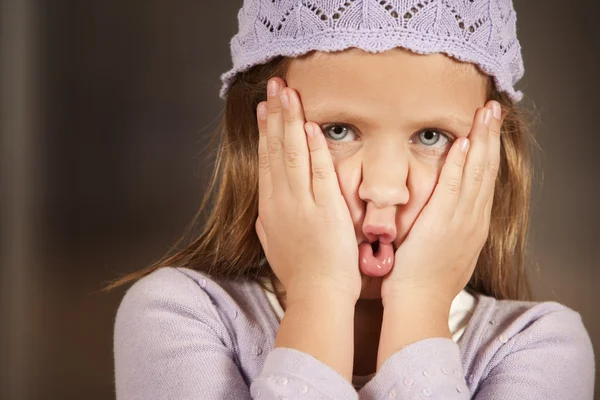 Menina fazendo um rosto engraçado — Fotografia de Stock