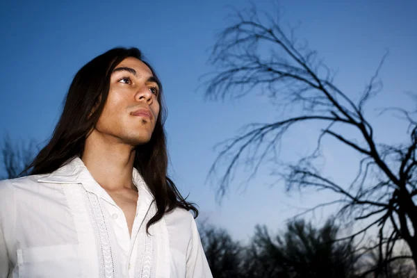 Yakışıklı genç adam.