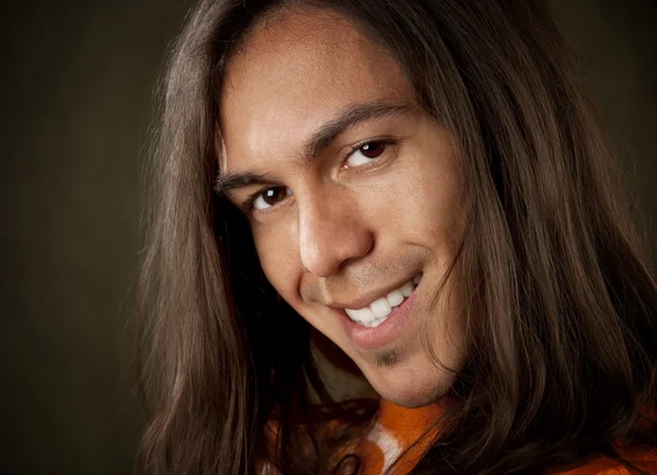 Yakışıklı genç adam.