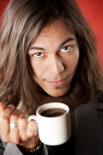 Schöner junger Mann trinkt Kaffee — Stockfoto