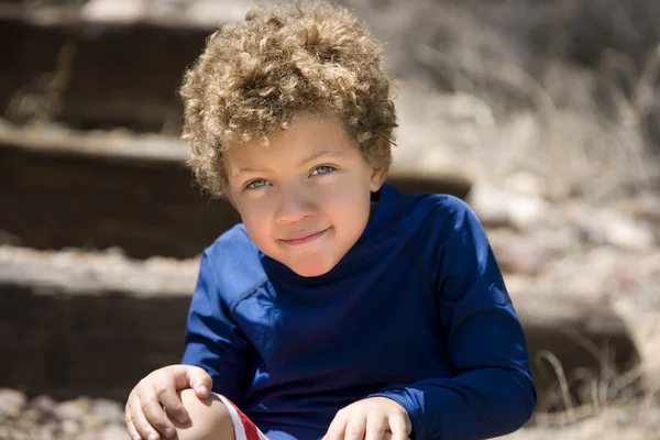 Schattige jonge jongen — Stockfoto