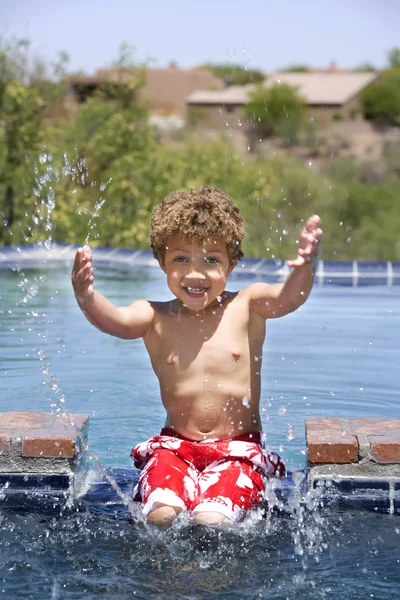 Boy Splashing in a Pool — Stock Photo, Image