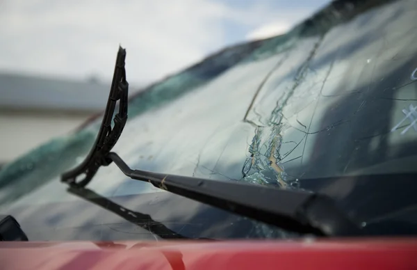 Gebroken ruitenwisser op een gebroken autoruit — Stockfoto