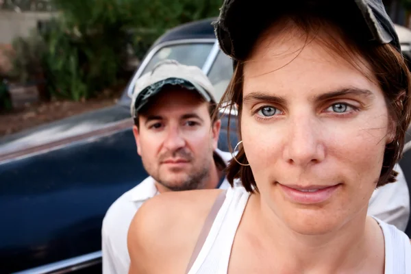 Pareja con coche Vintage —  Fotos de Stock