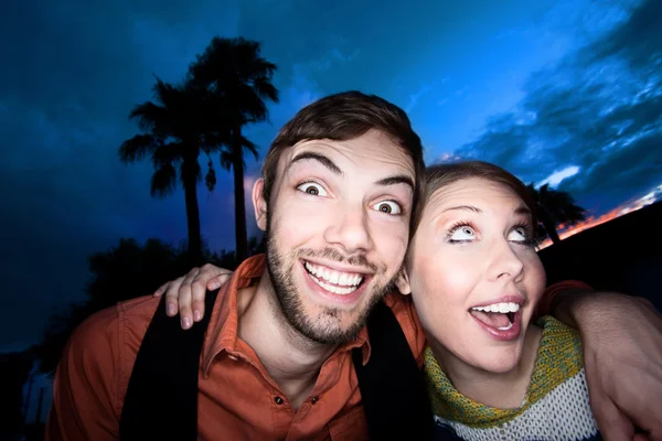 Pareja joven al atardecer —  Fotos de Stock