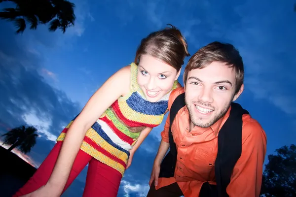 Jeune couple au coucher du soleil — Photo