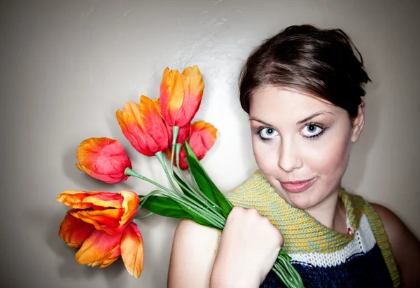 Mujer bastante joven con flores de plástico — Foto de Stock