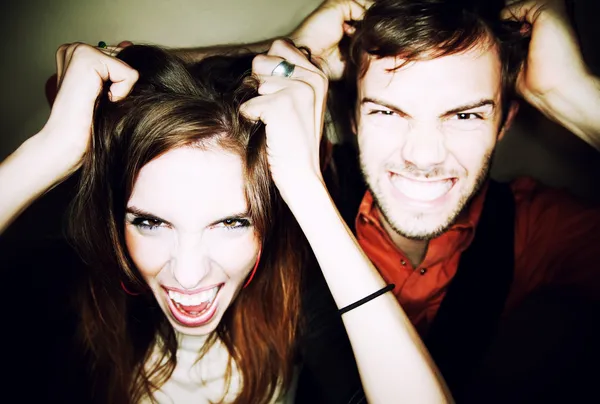 Casal arrancando o cabelo — Fotografia de Stock