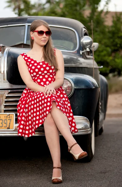 Fille en rouge avec voiture vintage — Photo