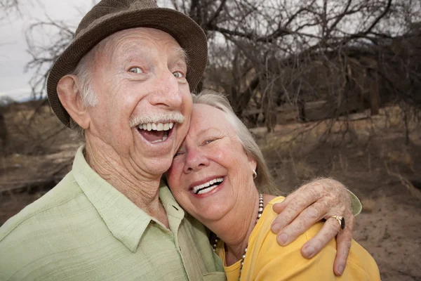 Heureux senior couple à l'extérieur — Photo