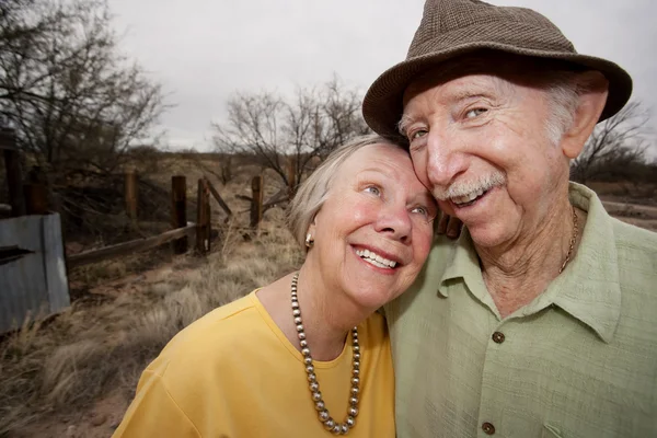 Feliz casal sênior ao ar livre — Fotografia de Stock