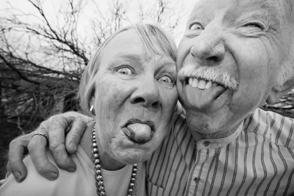 Casal louco colando fora línguas — Fotografia de Stock