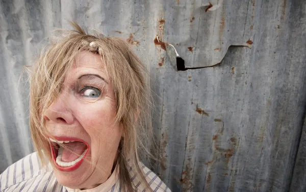 Mulher sem-teto gritando — Fotografia de Stock