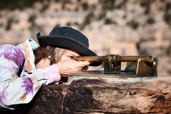 Turista femminile che osserva il Grand Canyon — Foto Stock