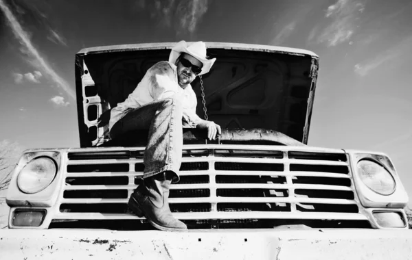 Uomo sotto il cofano del suo camion — Foto Stock