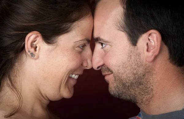 Casal tocando narizes — Fotografia de Stock