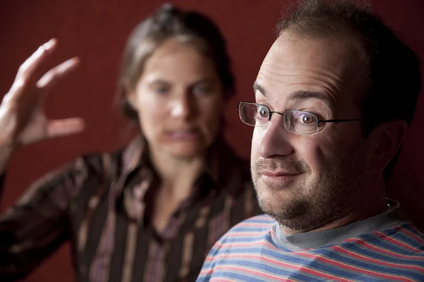 Boos vrouw en schuldig man — Stockfoto