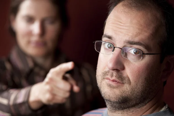 Boos vrouw en schuldig man — Stockfoto