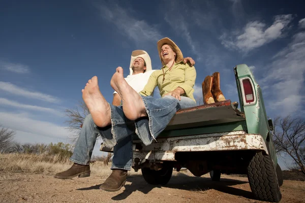 Cowboy and woman on pickup truck — Stock Photo, Image