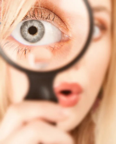 Pretty Blonde Woman with Magnifying Glass — Stock Photo, Image